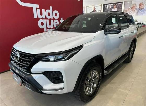 TOYOTA HILUX SW4 2.8 D-4D TURBO DIESEL SRX 7L 4X4 AUTOMÁTICO